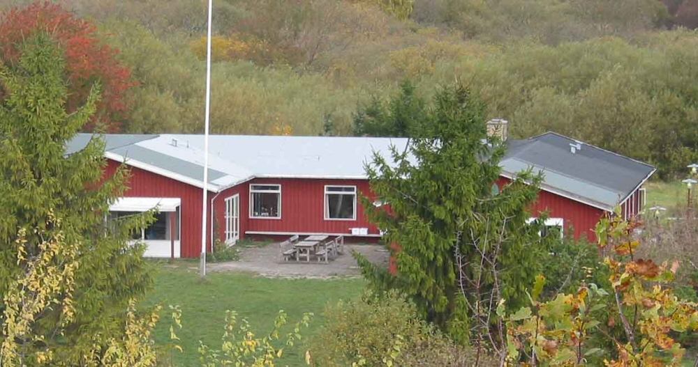 Store Klaus set udefra, omgivet af natur